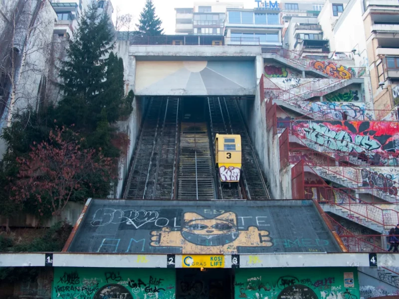 Peinture murale de Mr Chat à l'ascenceur urbain de Ciglane