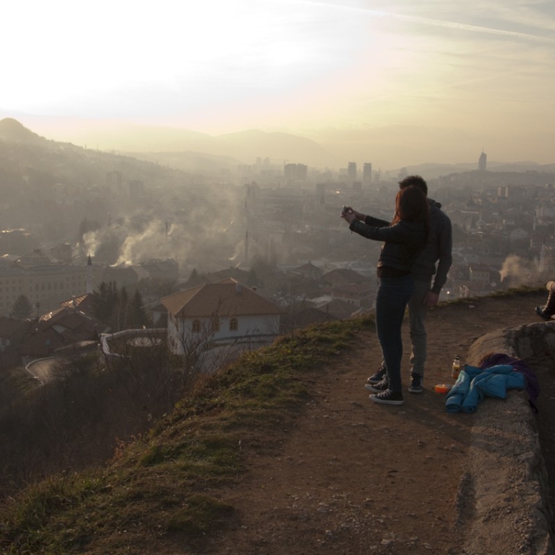 Vue des hauteurs de Sarajevo au soleil couchant