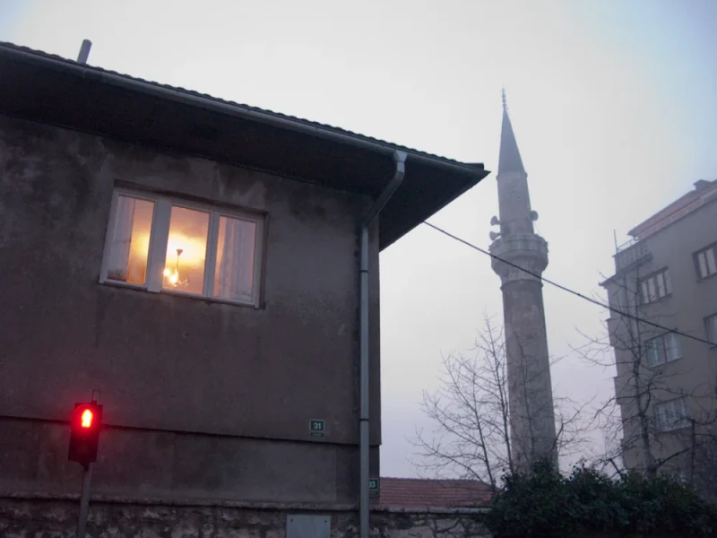 Un minaret à proximité du théâtre SARTR