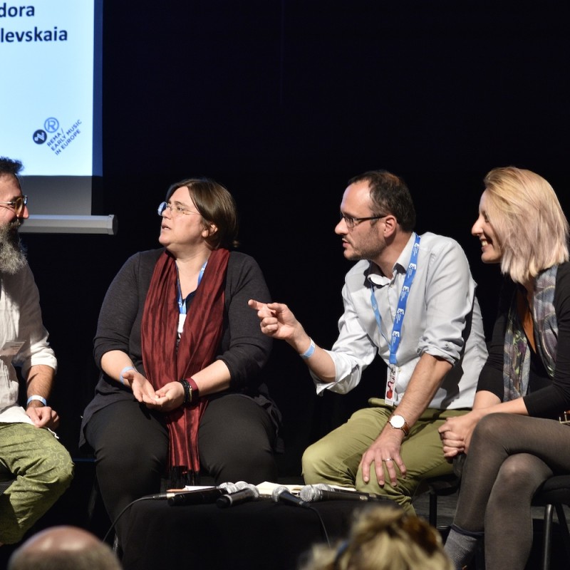 Conversation entre 4 personnes