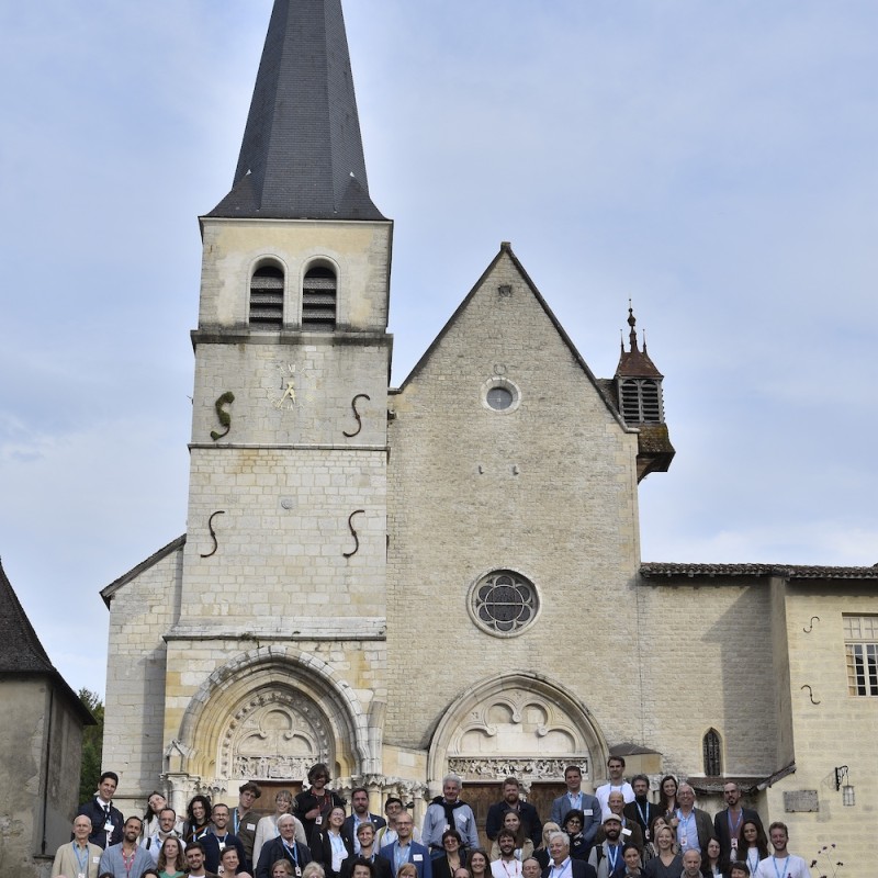Groupe des membres du REMA devant l'Abbaye d'Ambronay