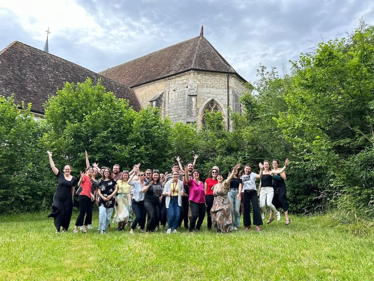 Un groupe de partenaires du projet Sustainable-EEEMERGING saute de joie pour célébrer le démarrage du projet.