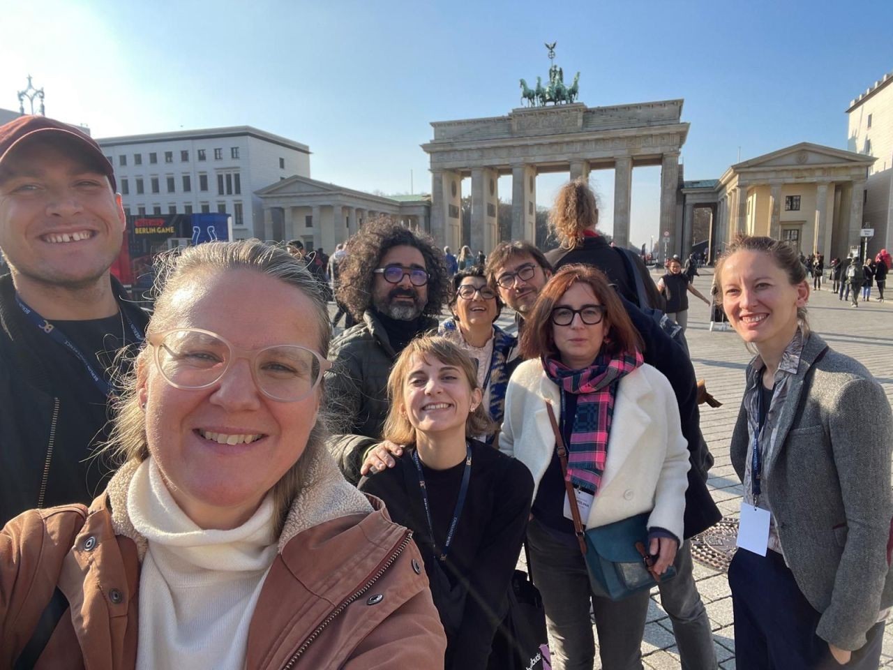 Un groupe enthousiaste devant la porte de Brandebourg à Berlin