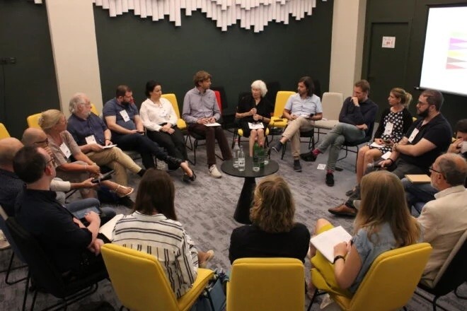 Participants à l'atelier, assis en cercle